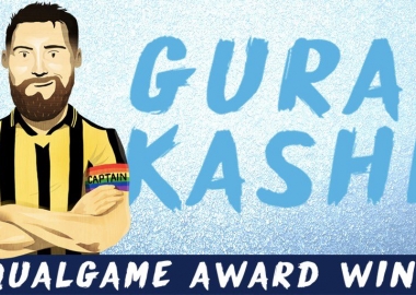 გურამ კაშიას UEFA ჯილდოს გადასცემს