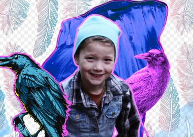 8 წლის გოგო, რომელიც ყვავებს უვლის, მათგან კი სამადლობელ საჩუქრებს იღებს