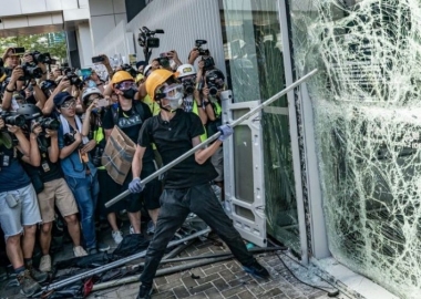 ახალგაზრდა დემონსტრანტებმა ჰონგ-კონგის პარლამენტი შტურმით აიღეს