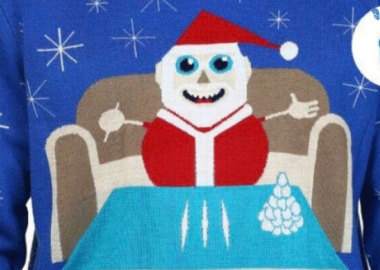 სვიტერი, რომელშიც სანტა კოკაინთან ერთადაა ასახული - რა პრობლემა შეექმნა ვალმარტს?