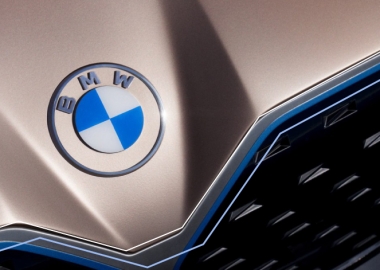 ავტომობილების მწარმოებელმა BMW-მ ახალი ლოგო წარადგინა