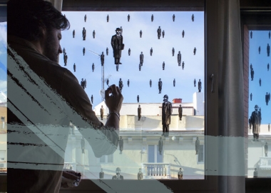 პეჟაკი იწყებს მოძრაობას სახლის ფანჯრების წარმოსახვითი სილუეტის ხელოვნებად გადასაქცევად