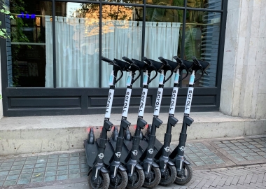 სქროლმა სეიფსეტთან მეგობრობის ფარგლებში სკუტერები სადეზინფექციო ხსნარებით აღჭურვა