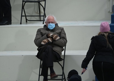 ბერნი სანდერსის საკულტო ხელთათმანების გულის ამაჩუყებელი ისტორია